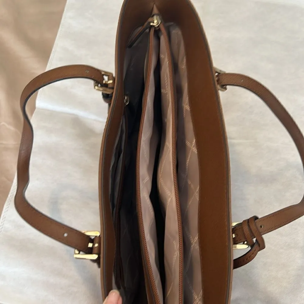 Michael Kors brown leather handbag lots of pockets roomy and adjustable handles - Image 9
