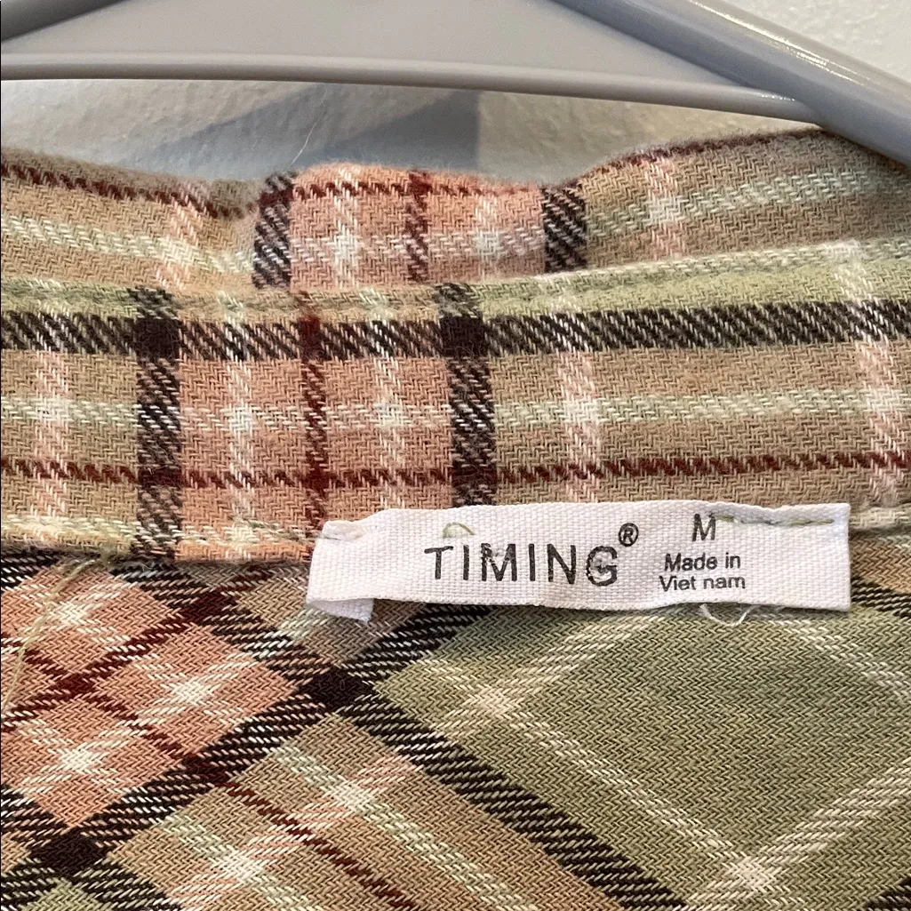 Sage green Plaid Cropped button front shirt medium like new - Image 2