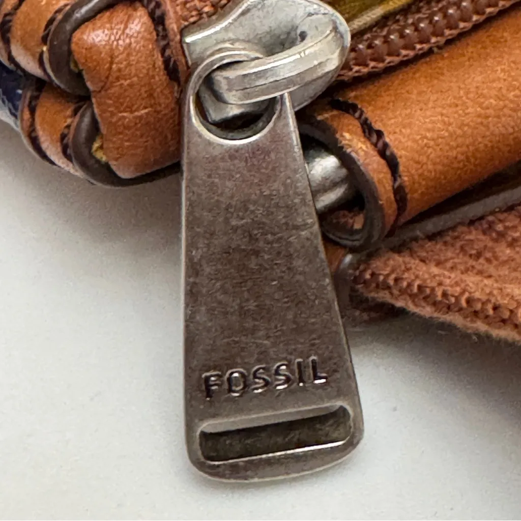 Fossil - Crossbody Purse/Handbag 3 Separate Zippers Gold Polka Dot Interior - Image 12