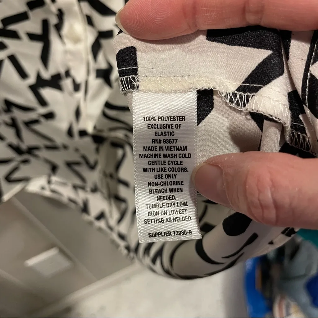 Cute silky maximalist art deco geometric squiggle lines button front blouse pop - Image 6