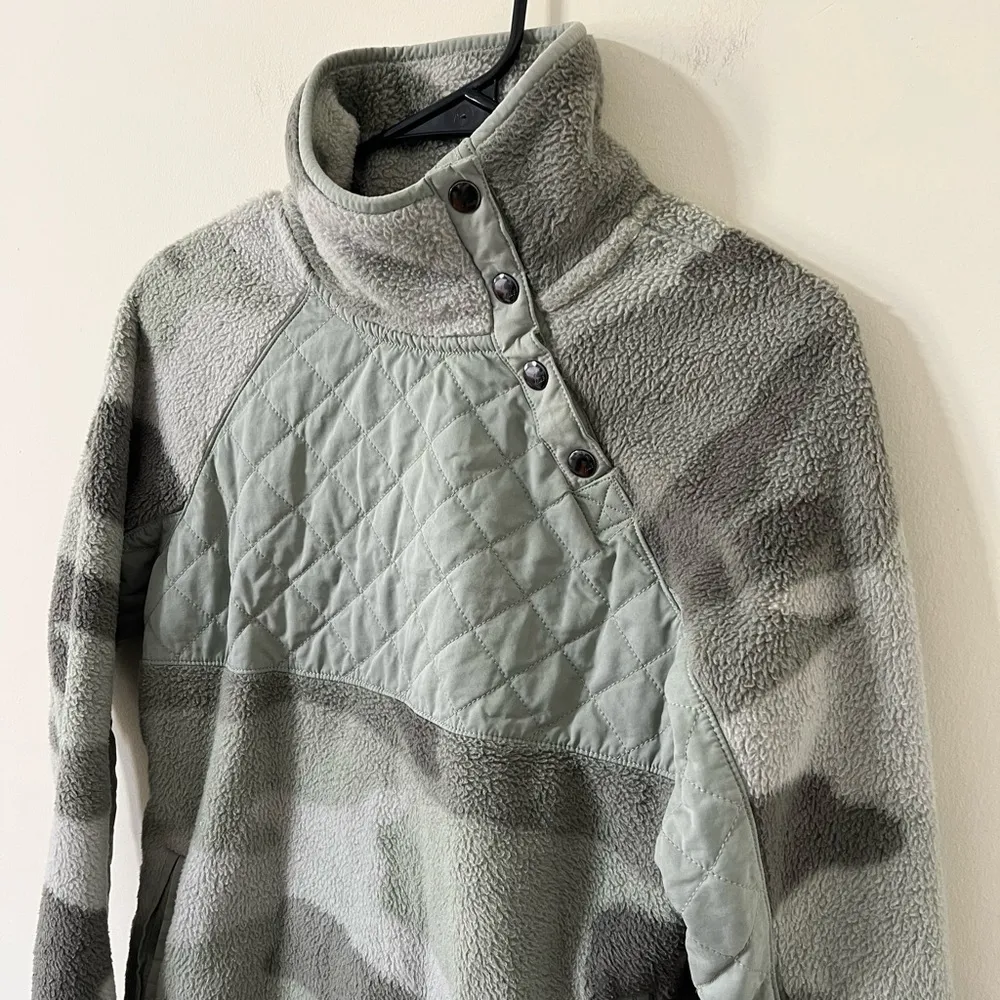 Abercrombie & Fitch Asymmetrical Snap-Up Green Camo Fleece Size XS - Image 3