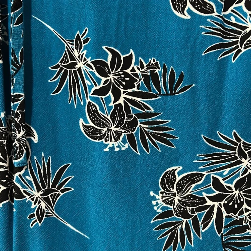 Express Blue Floral Women's Blouse, Small - Image 3