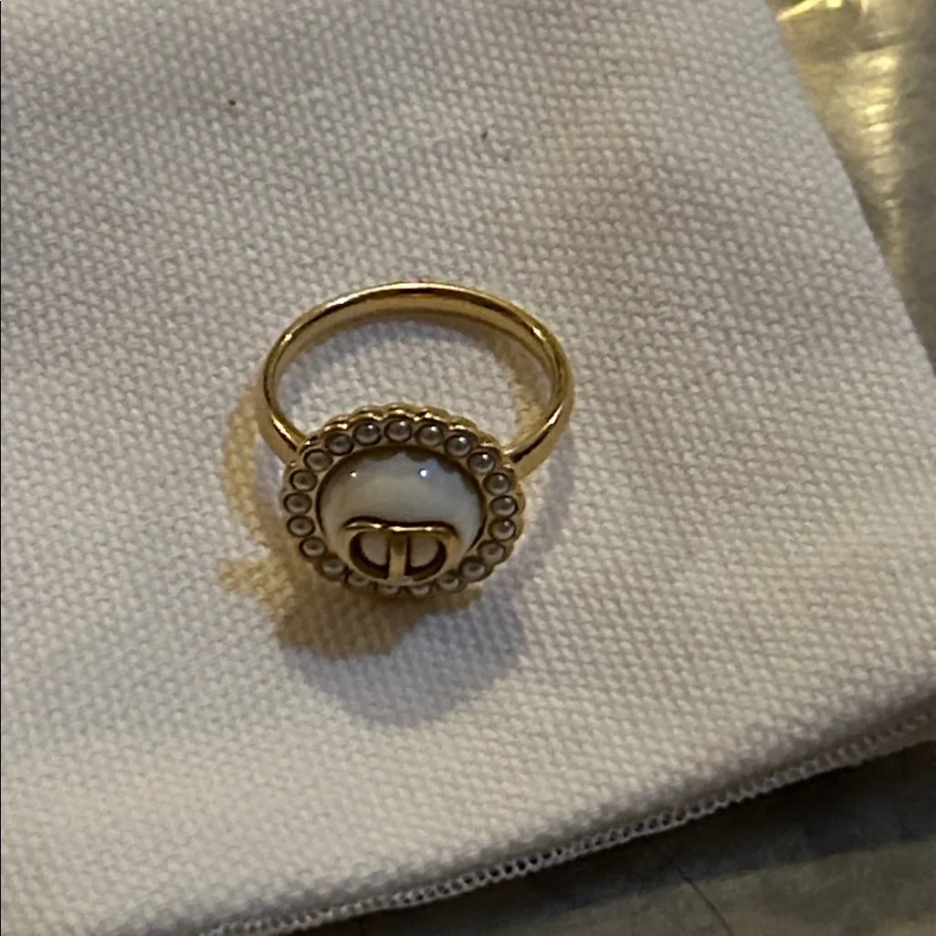 Dior PETIT CD BAROQUE RING Gold-Finish Metal with White Resin Pearls Latte Glass - Image 4