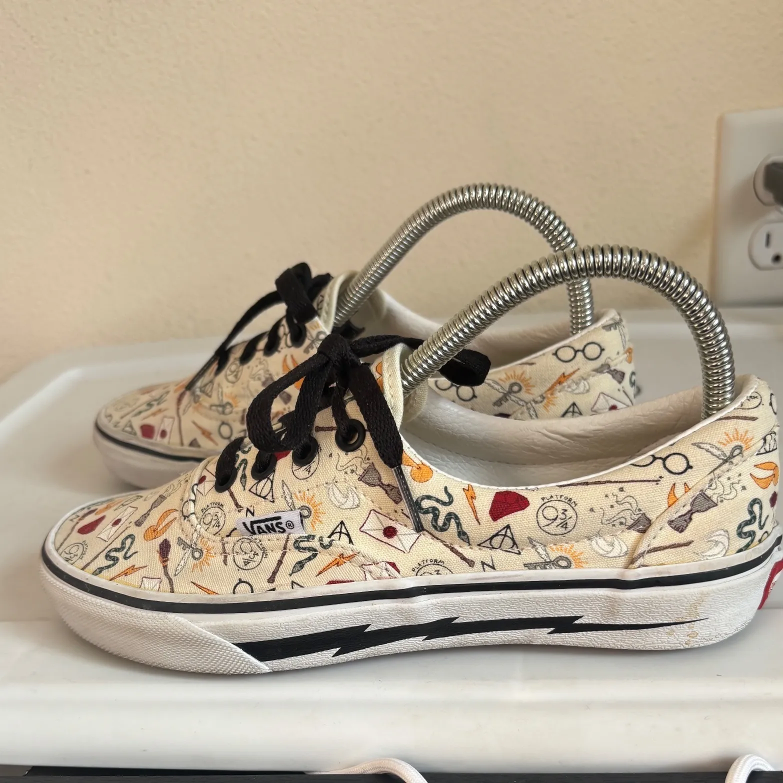 Vans Era Harry Potter Magical Creatures Cream Casual Sneakers Shoes Womens sz 7 - Image 5