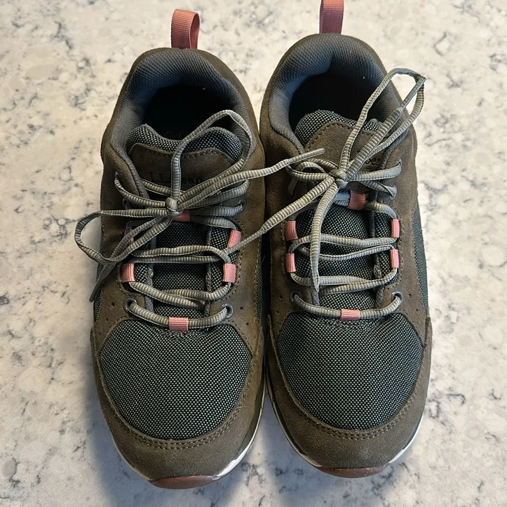 LL Bean Women's walking/hiking shoes
Excellent condition! Size 8.5 Pink - Image 3