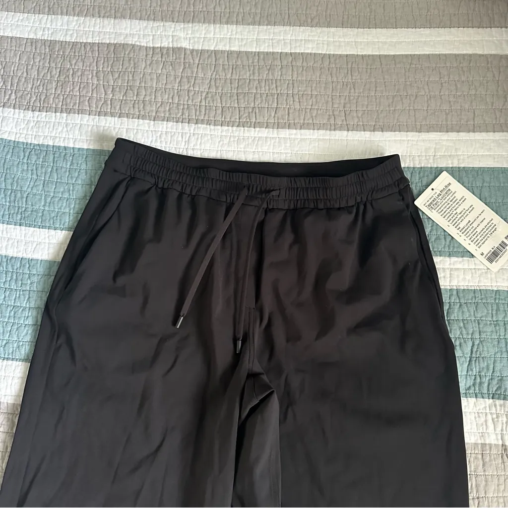 Lululemon Tapered-Leg Mid-Rise Pant 7/8 Length Luxtreme
Black M - Image 7