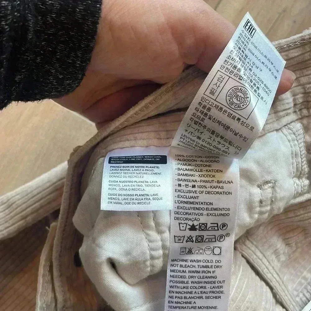 NWT Levi's Premium RIBCAGE STRAIGHT ANKLE CORDUROY WOMEN'S PANTS Sz 26 - Image 9