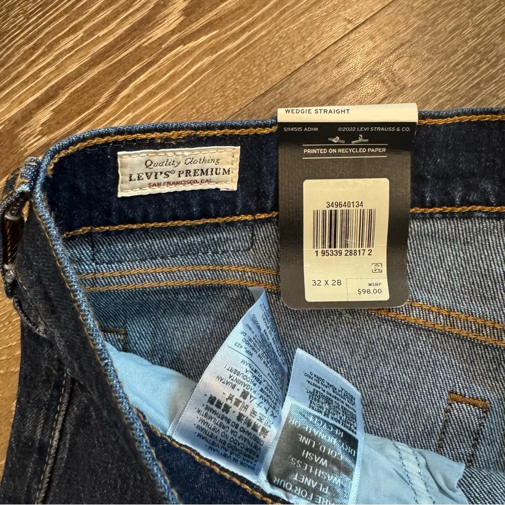 Levi's women's Dark Indigo Straight Jeans - Image 8