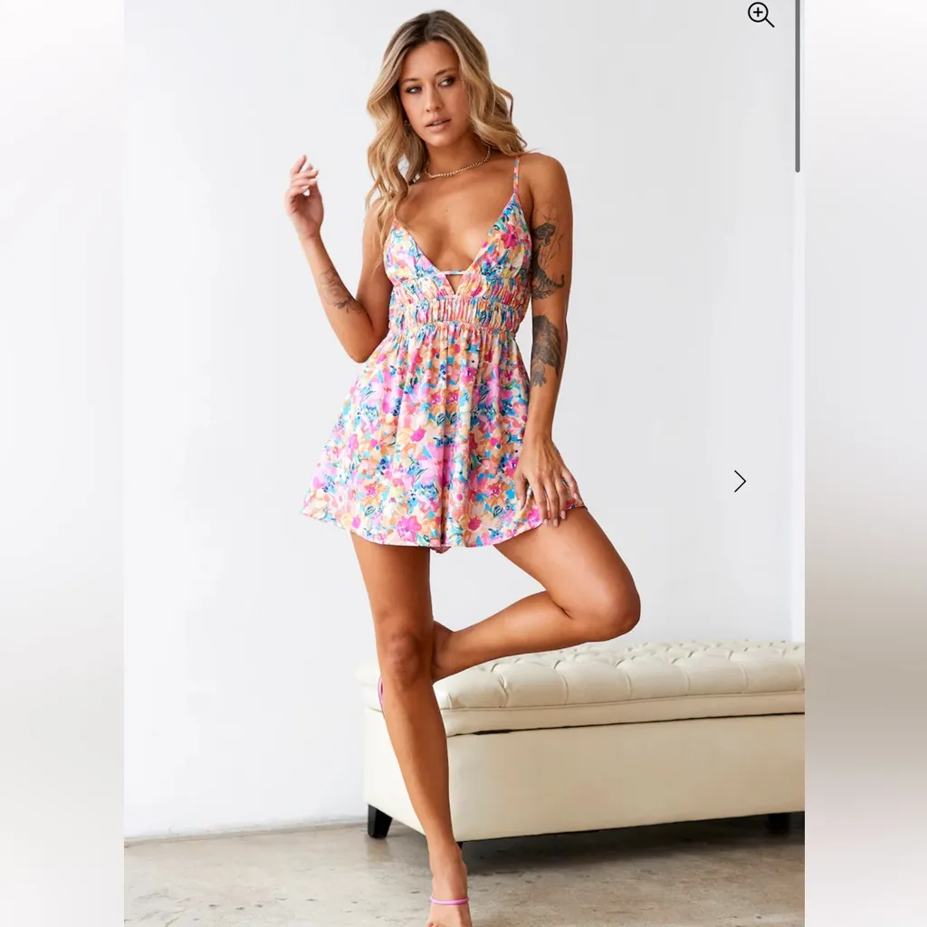 White Fox Women’s‎ Size M Plunge Neck Playsuit Romper Floral Tropical Resort - Image 6