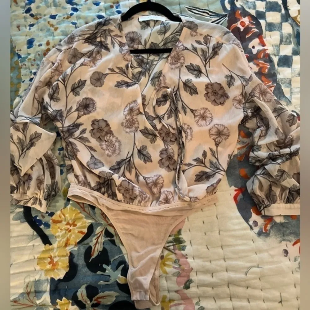 ASTR THE LABEL S Willow Floral Print Crossover Bodysuit - Image 5