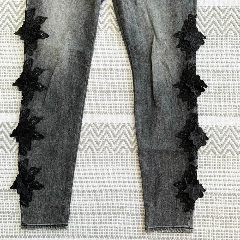 Floral embroidery True Religion Curvy Jean size 30 - Image 6