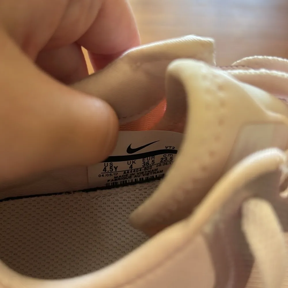 Nike  tennis shoes - Image 5