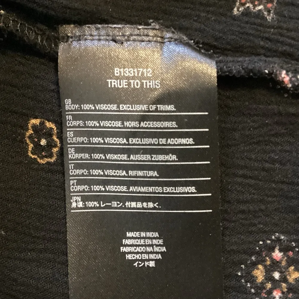 EMBROIDERED BLACK FLORAL BOHEMIAN DRESS SIZE MEDIUM 100% VISCOSE WITH POCKETS - Image 9