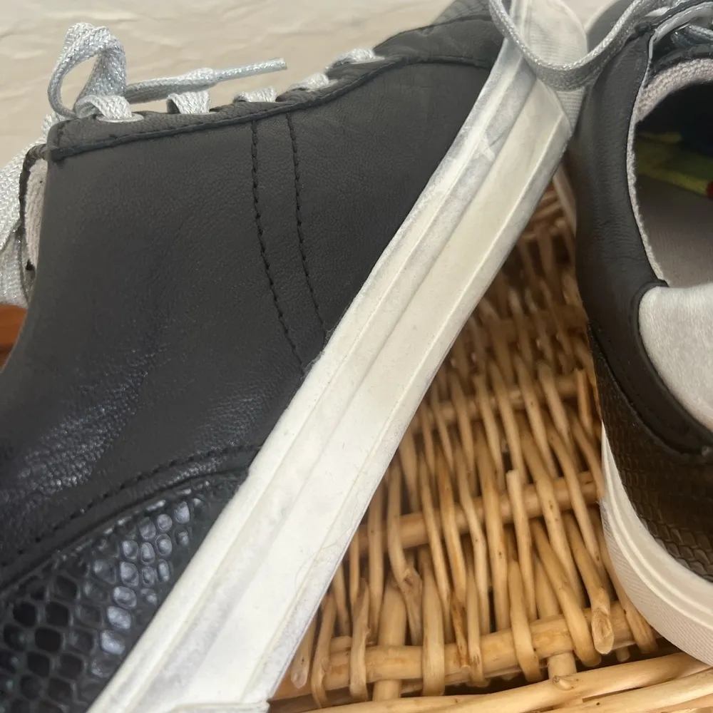 Naturalizer black leather sneakers size 8.5W - Image 8