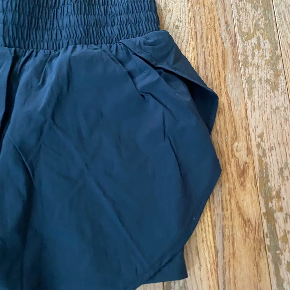 Black size medium athletic workout shorts - Image 6