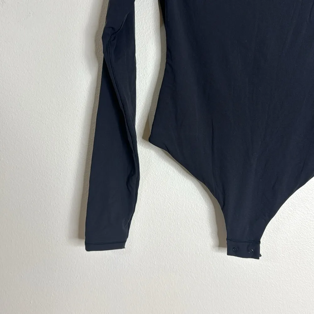 Skims fits everybody long sleeve crewneck bodysuit in color onyx size medium - Image 4