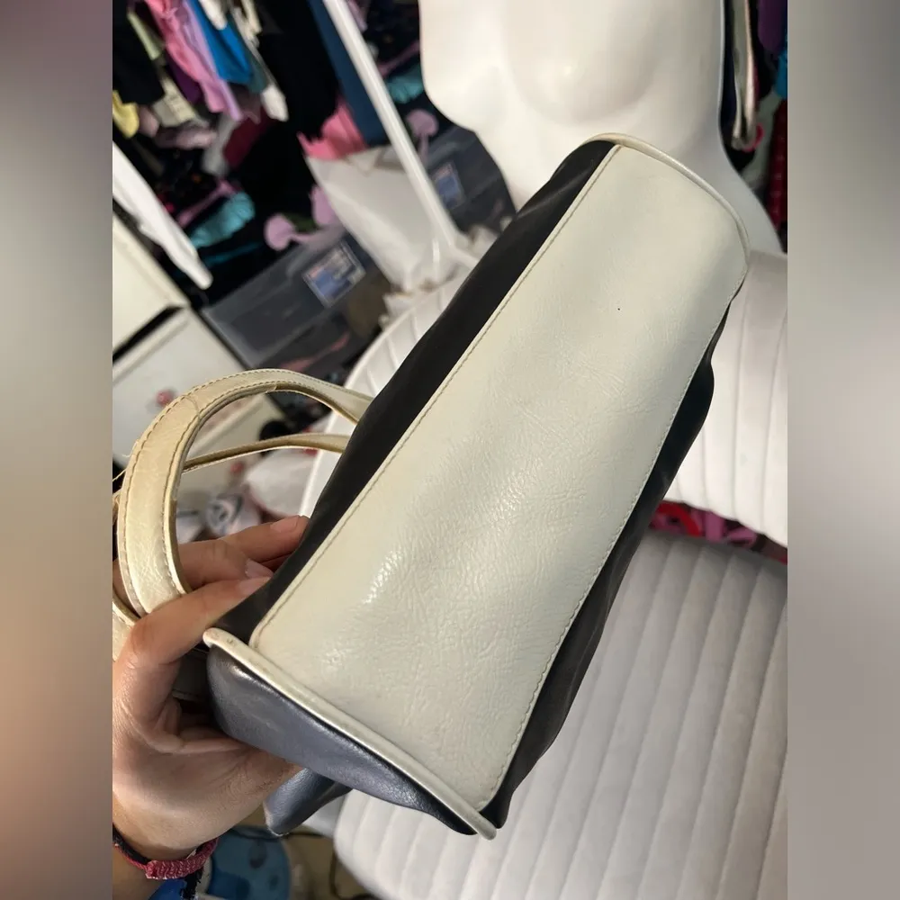 Letter A medium sized fashion bag Black - Image 6