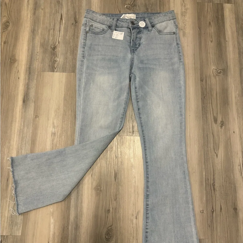 Celebrity Pink Size 4 cropped capri, waist is 13, inseam is 25 - Image 4