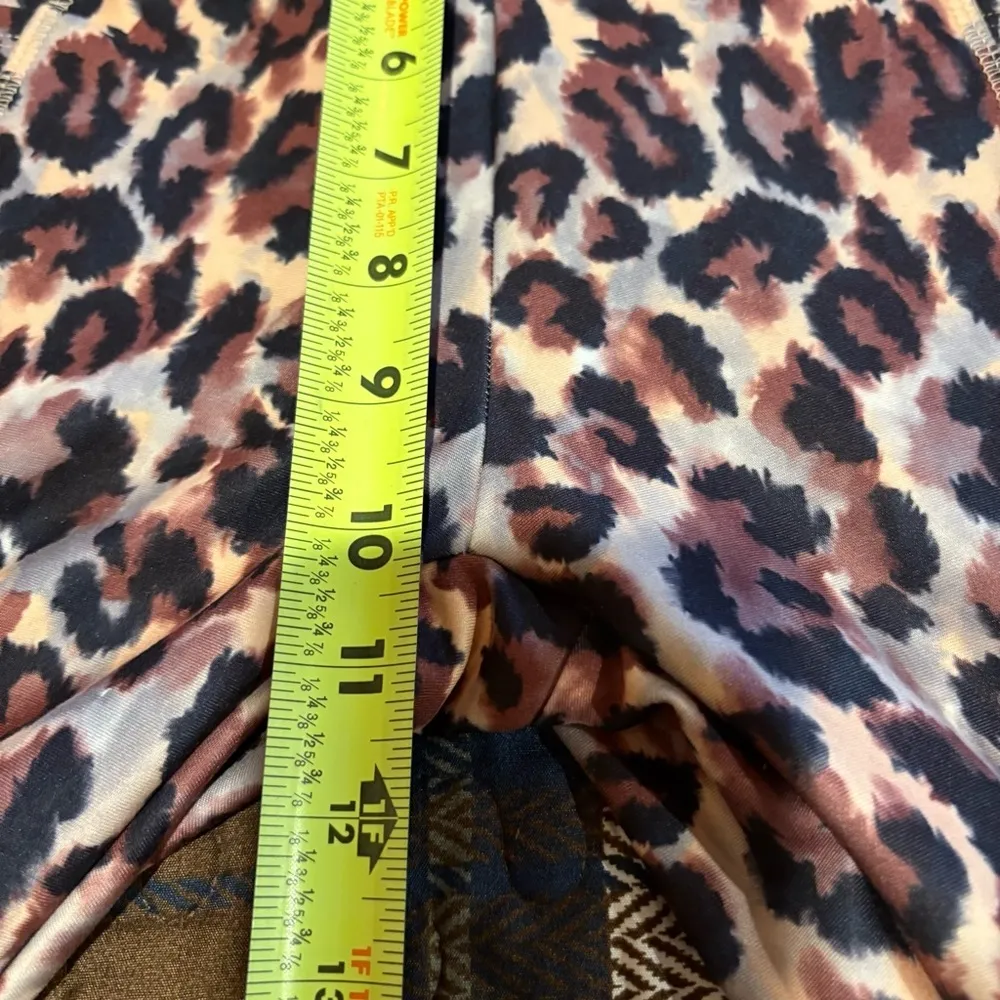 Bally Total Fitness Women's Leopard Print
Yoga Pants with Pockets Size Small Brown - Image 10