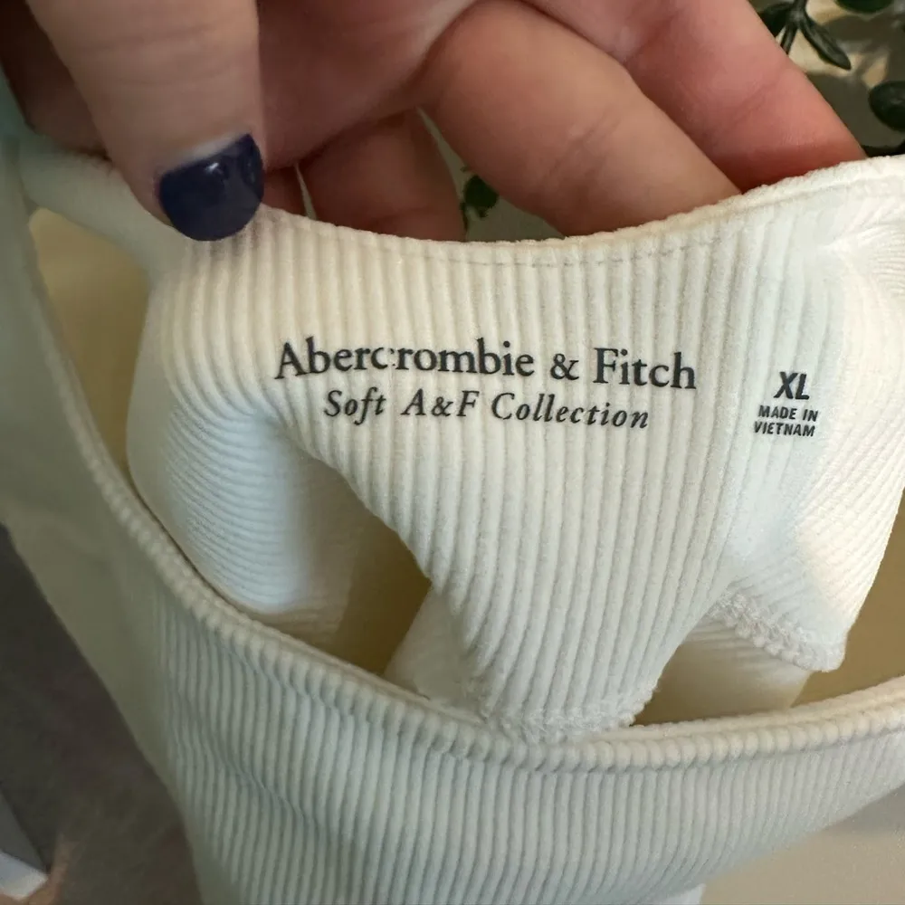 NWT Abercrombie & Fitch Seamless Fabric Cutout Tank Bodysuit - Image 4