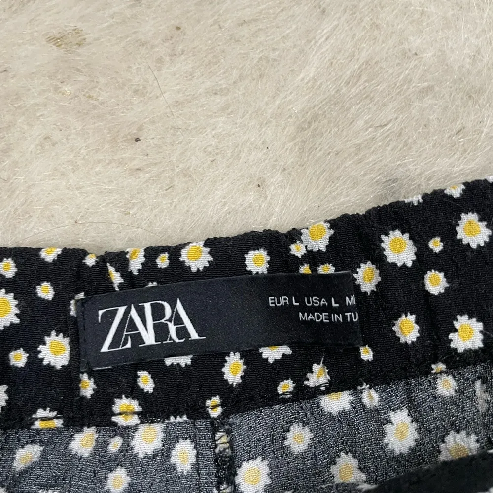 Zara ruffle floral daisy print mini skort - Image 2