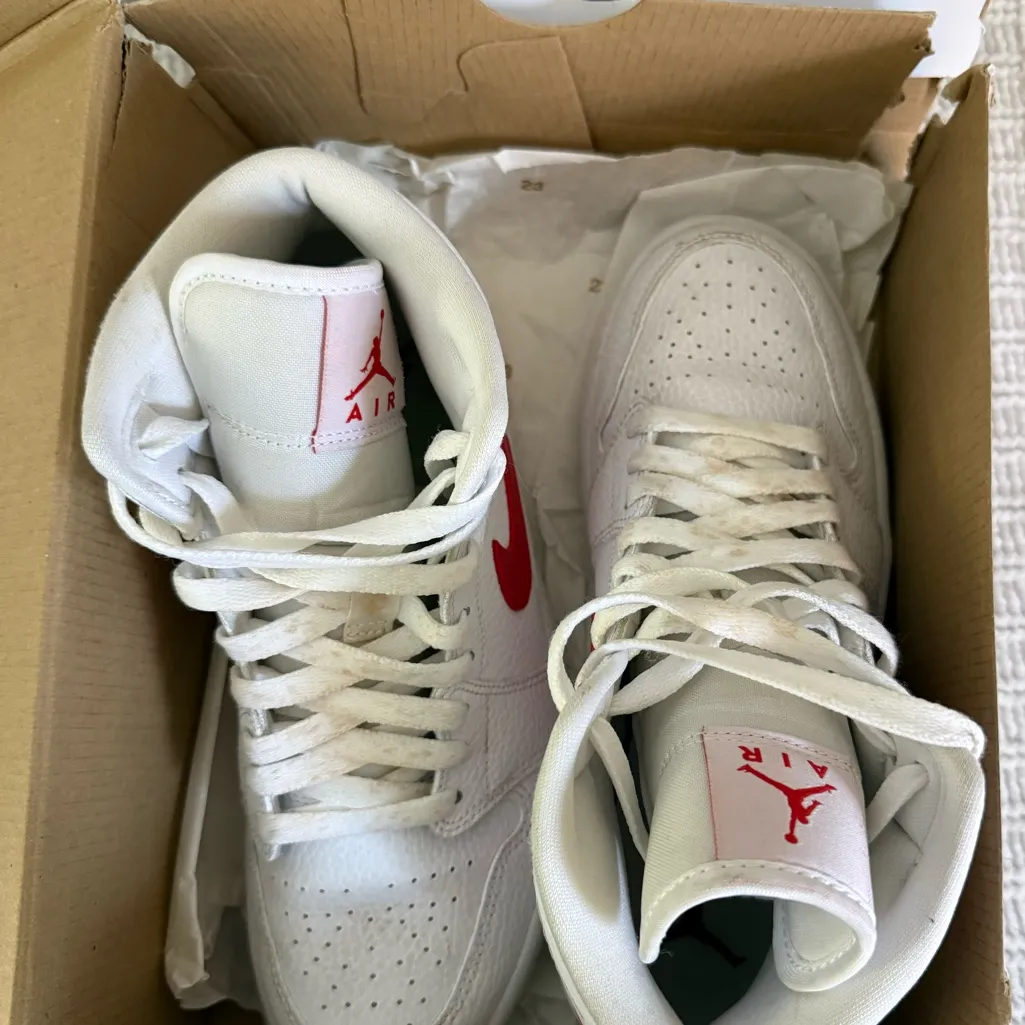 Jordan 1 Mid White University Red (Women's) Size 7. - Image 3