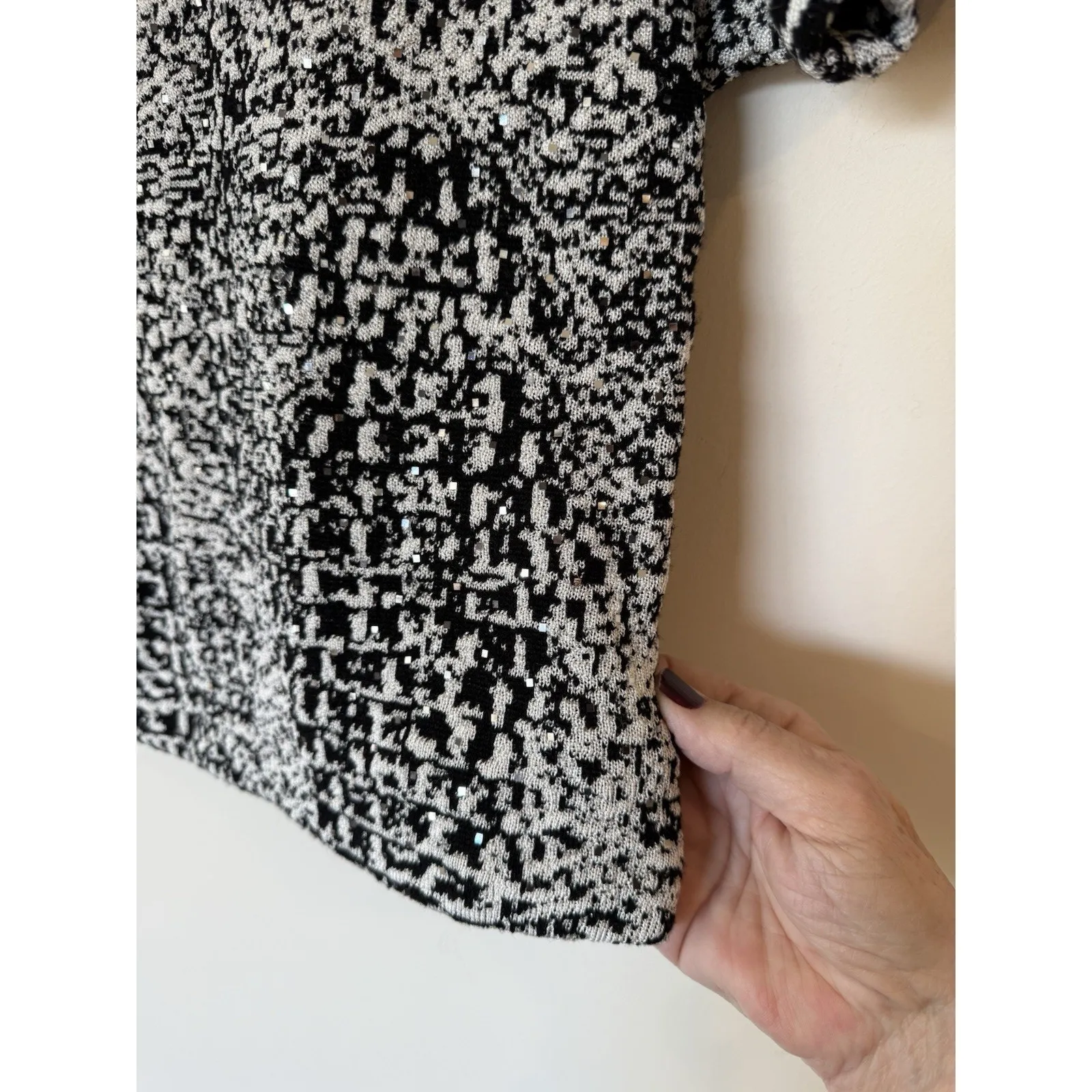 St. John Black and White Abstract Print w/Sequins Top Sz S - Image 6