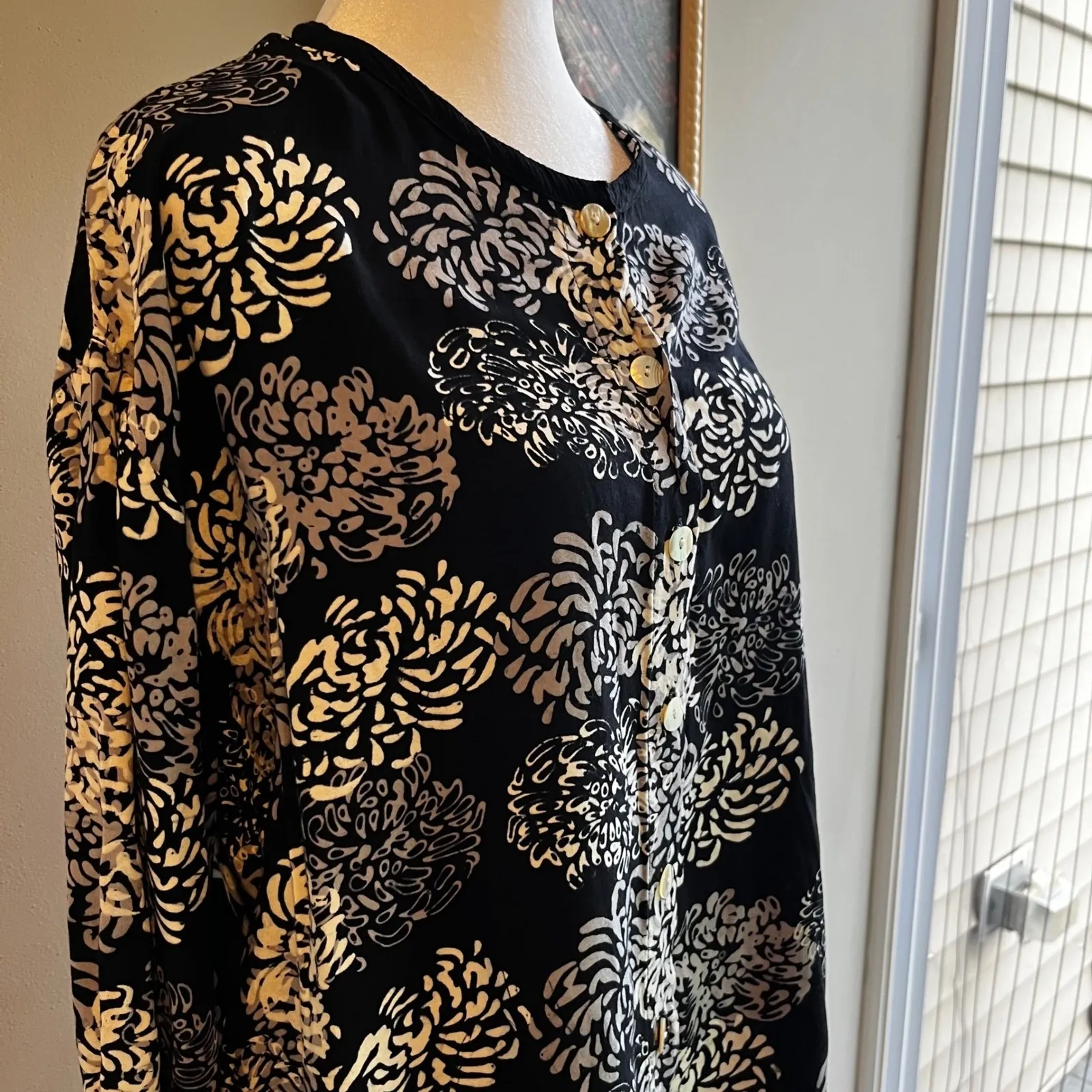 Very Vineyard Black and White Button Down Long Sleeve Boho Classic Chic Feminine Size M - Image 4