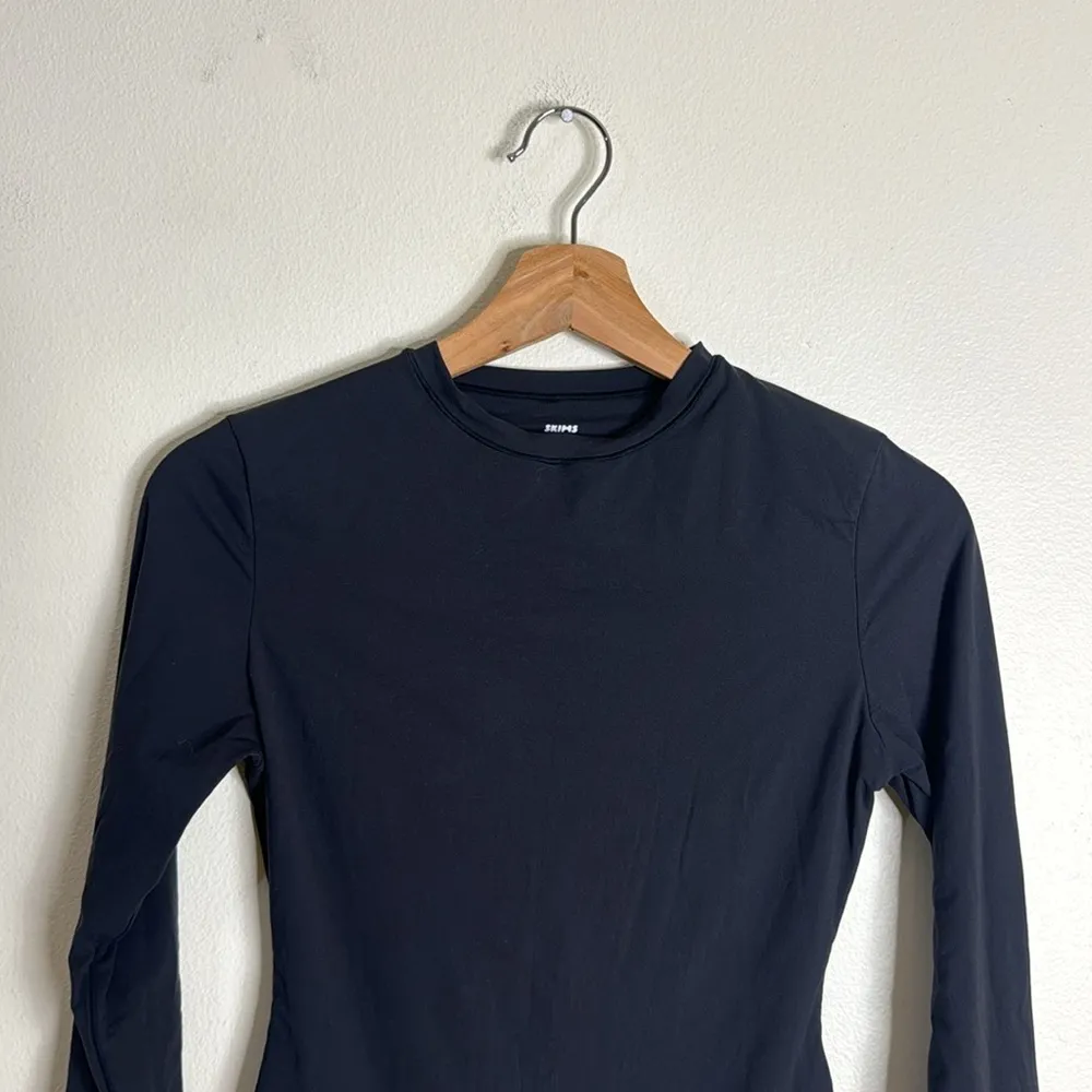 Skims fits everybody long sleeve crewneck bodysuit in color onyx size medium - Image 3