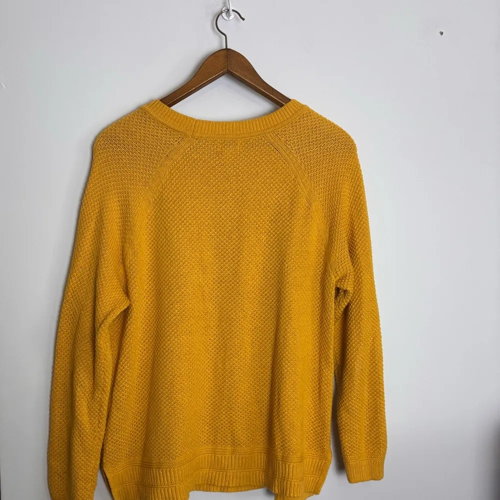 Old Navy Textured Crewneck Raglan Sleeve Sweater - Image 7