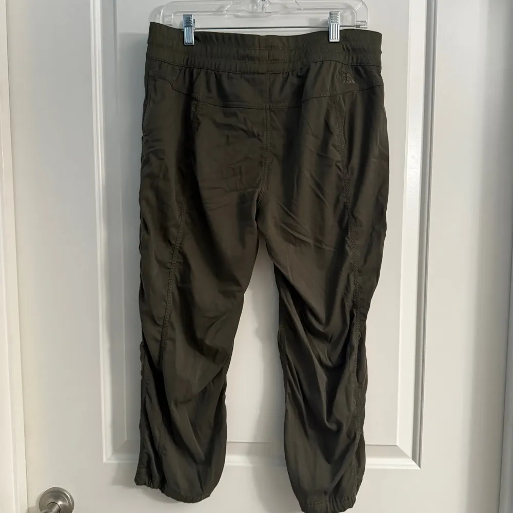 The North Face Olive Green Cargo Pants with Relaxed Fit - Image 5