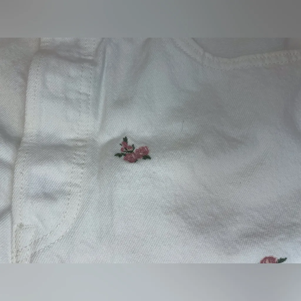 Levi's Women’s High Rise White Jean Shorts with Floral Embroidery 501‎ Size 32 - Image 12