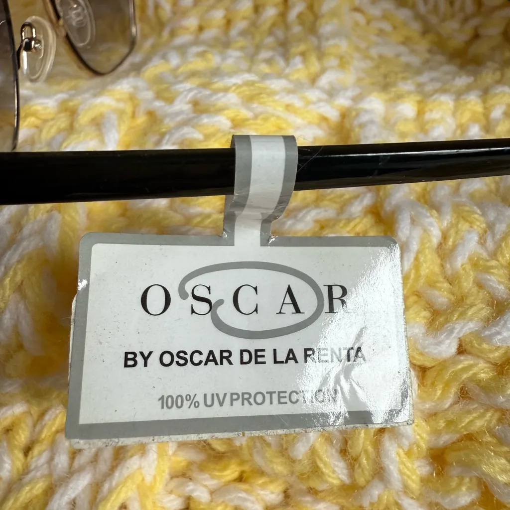 Oscar de la Renta Gold and Black Sunglasses Modern Accessories - Image 3