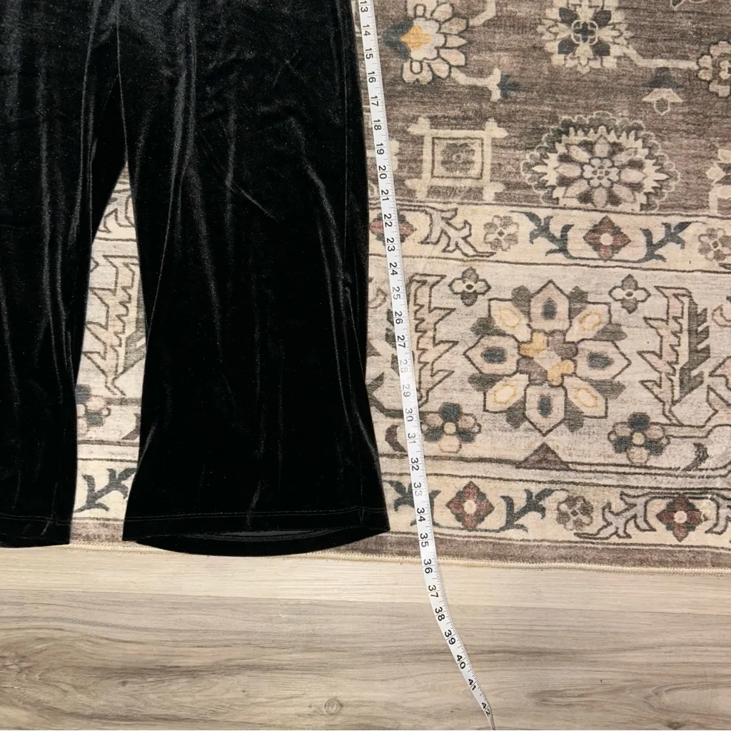 Abercrombie & Fitch Black Wide Leg velour cropped Pants - Image 3