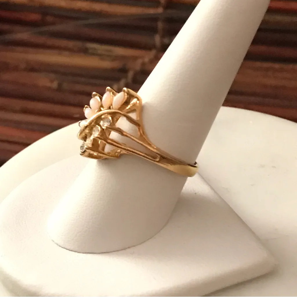 Cocktail Ring faux diamonds and opal cluster Gold Tone Ring Size 9.75 Pink - Image 3