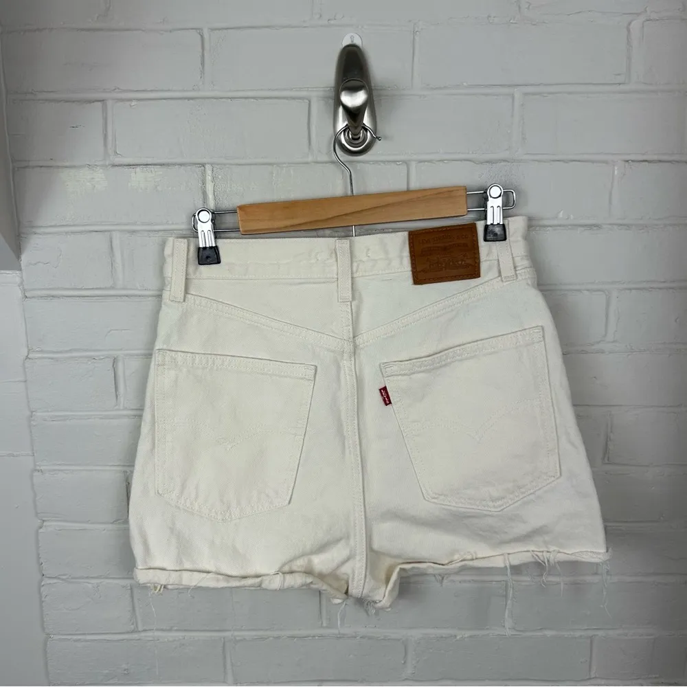 Levi’s Cream 70s High Slim Straight Cutoff Denim Shorts Size 27 - Image 9