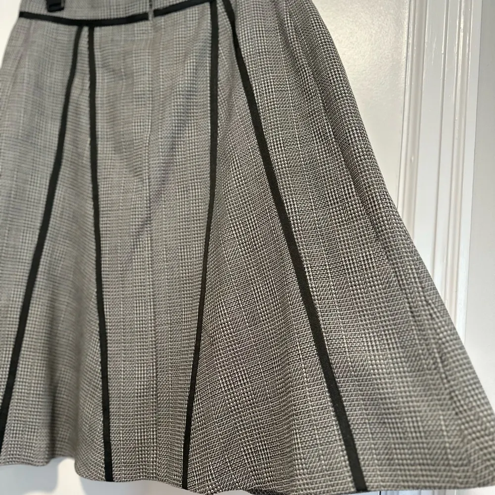 Harvé Bernard Vintage Sz:10 MIDI Wool Skirt Grey/ Black Piping. Back Zipper. - Image 9