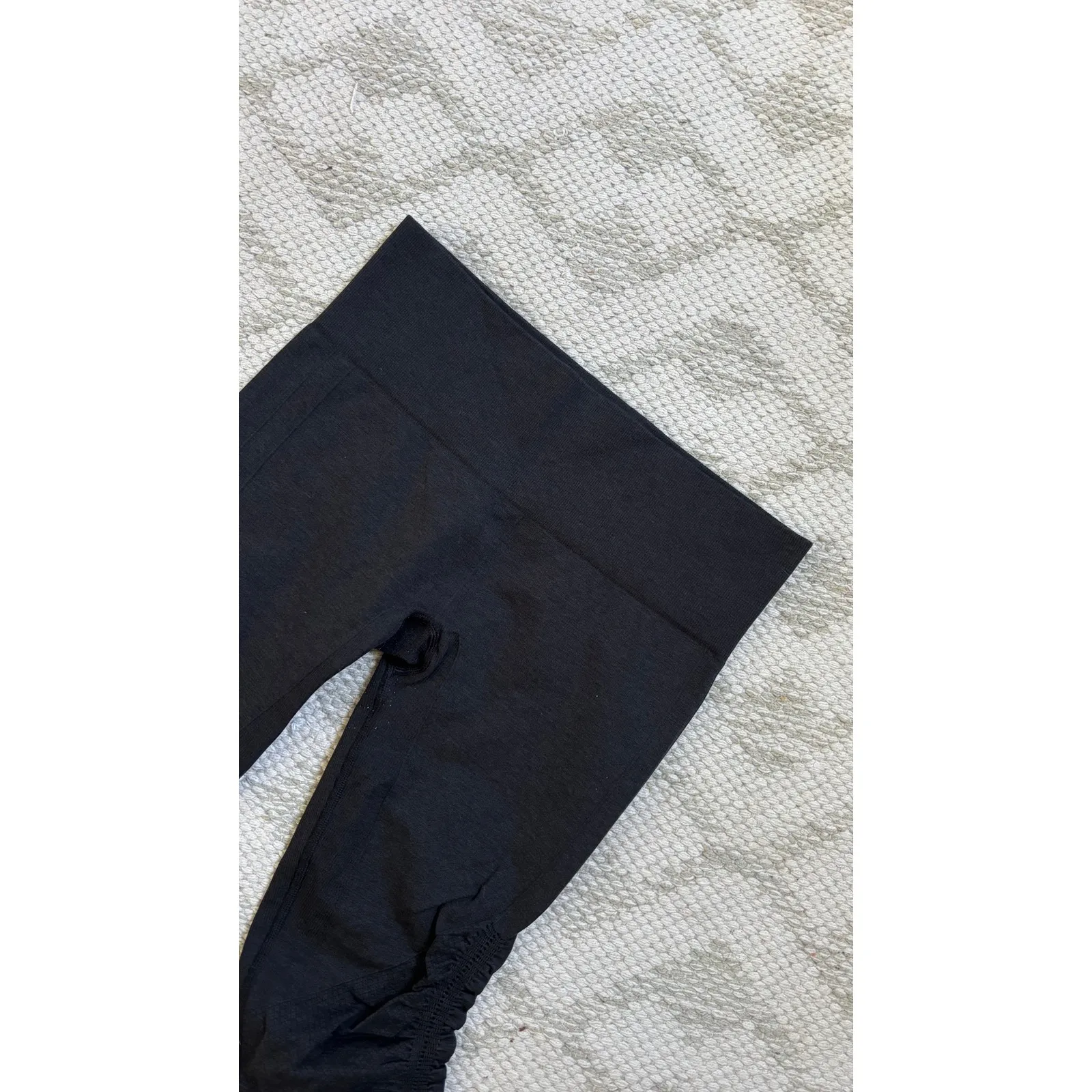 Lululemon Black Ruched Cropped Leggings Athleisure Activewear Yoga Pants - Image 2