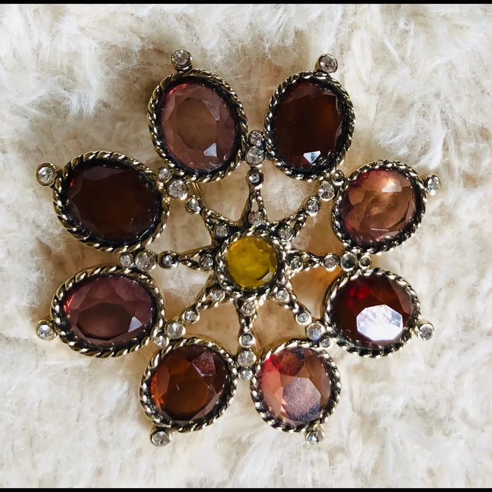 Vtge MONET Large Rhinestone GoldTone Brooch - Image 6