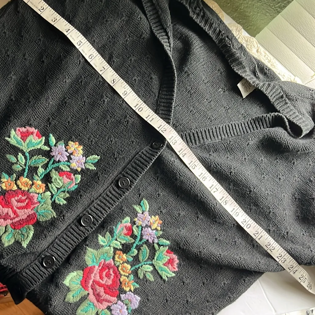 Vintage floral embroidered sweater cardigan • grandma’s favorite • flower garden Size L - Image 7