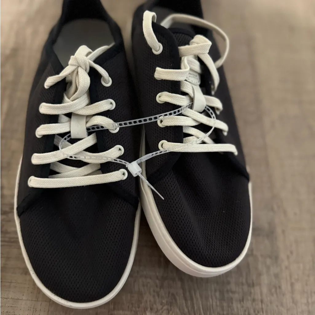 OluKai Pehuea Lī women's size 7.5 sneakers in black mesh Nwob - Image 3