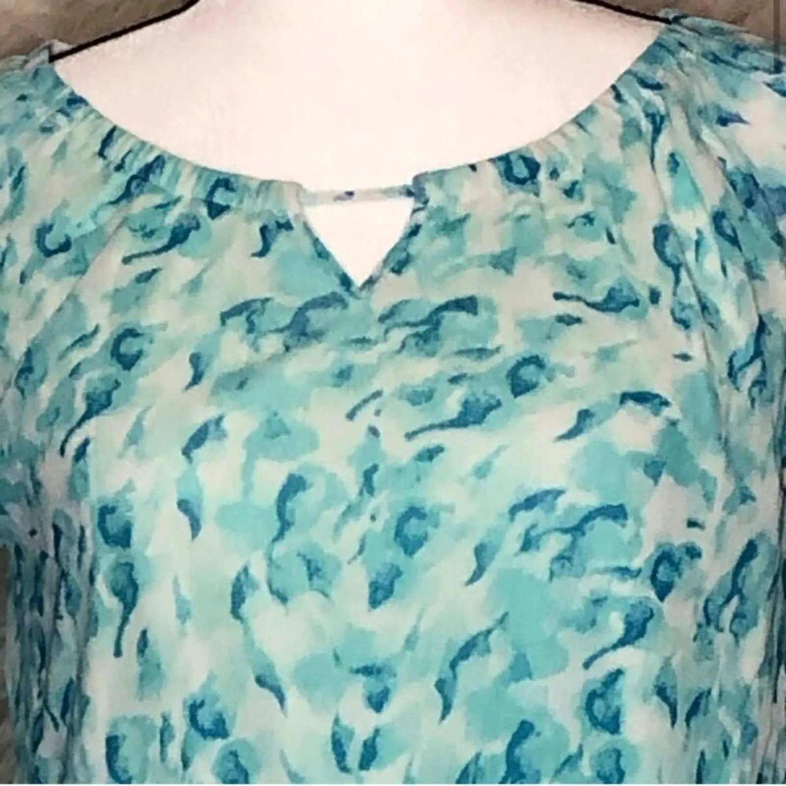 Larry Levine Blouse Seafoam Blue Green Keyhole Medium Elastic Hem Careerwear - Image 5