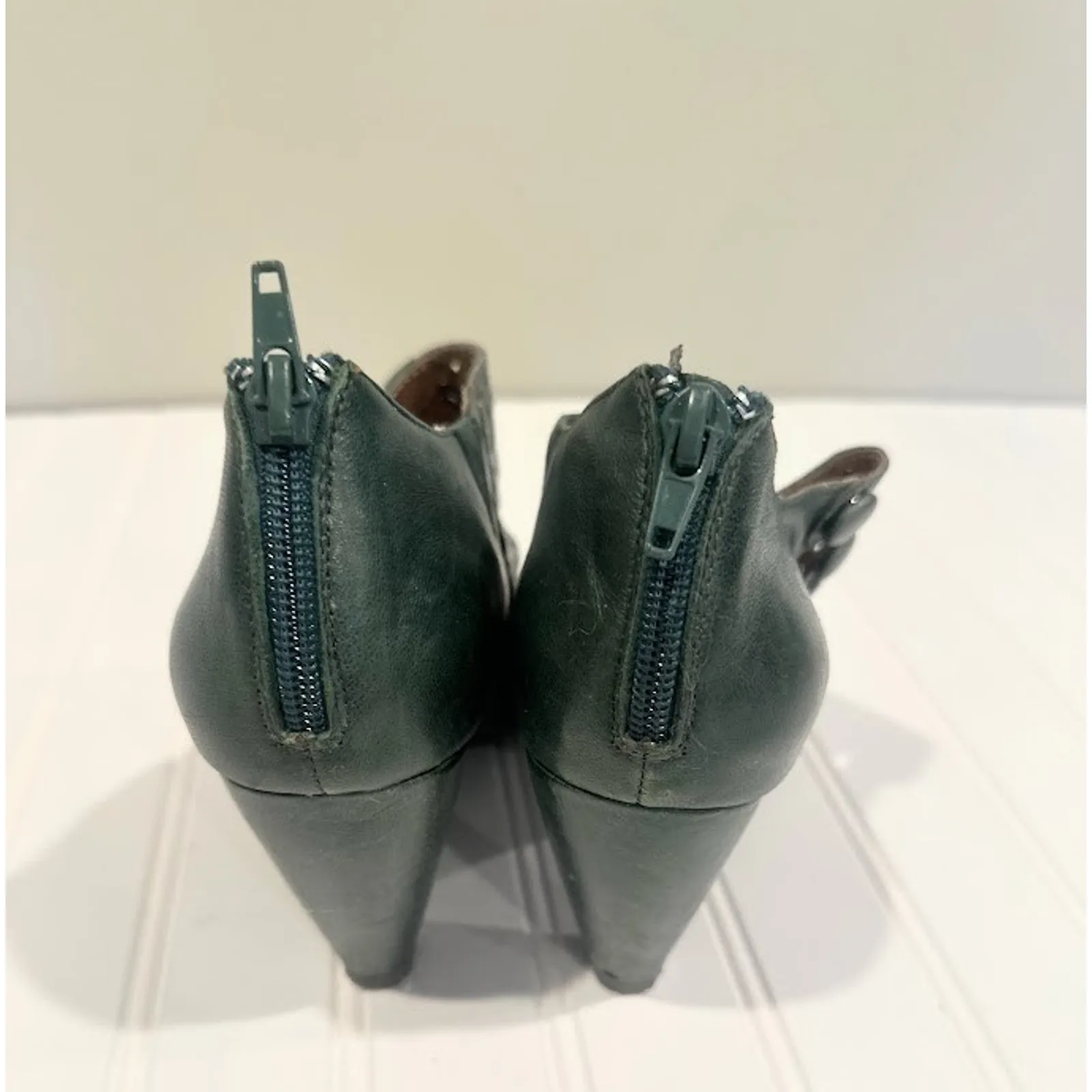 Miz Mooz Sharon Green Leather Retro Pumps Heels Back Zip Buttons Eyelets Size 9 - Image 3
