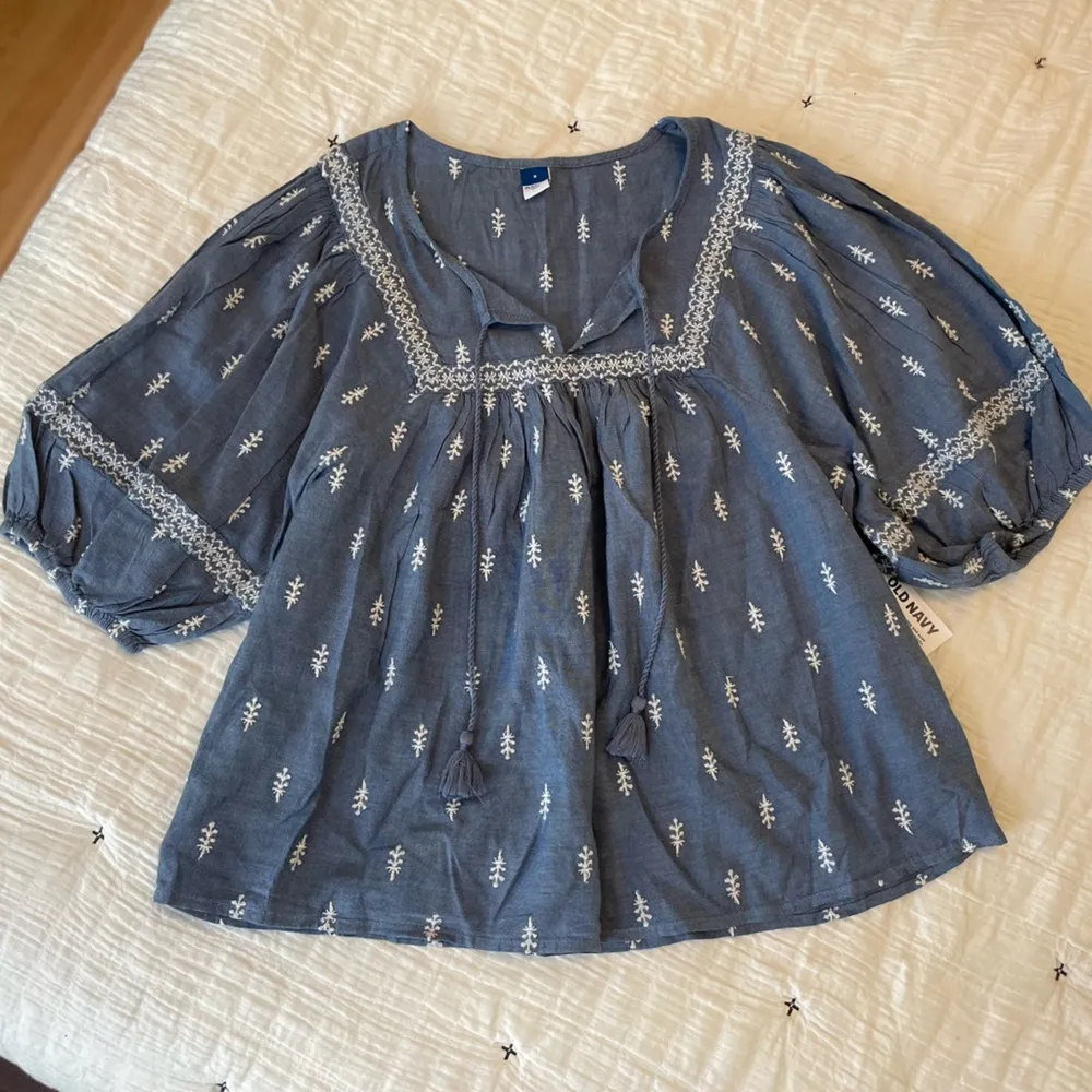 OLD NAVY Puffed-Sleeve Embroidered Poet Swing Blouse Size S NWT - Image 3