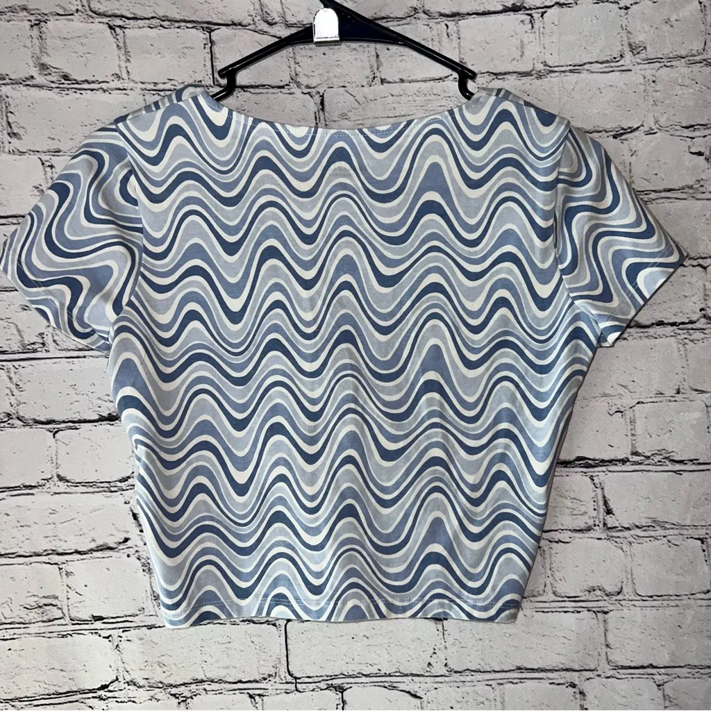 Hollister Cropped‎ Short Sleeve Key Hole Tee Size Medium - Image 2