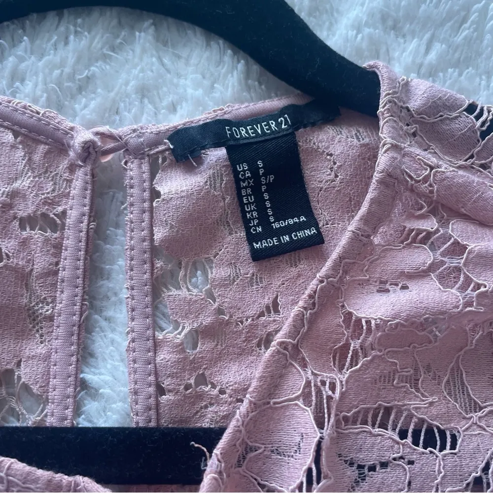 Forever 21 Pink Lace Scalloped Hem Crop Top - Image 3