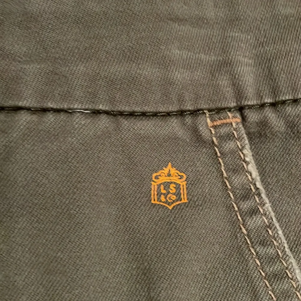 Levi’s army green long shorts size 8 - Image 5