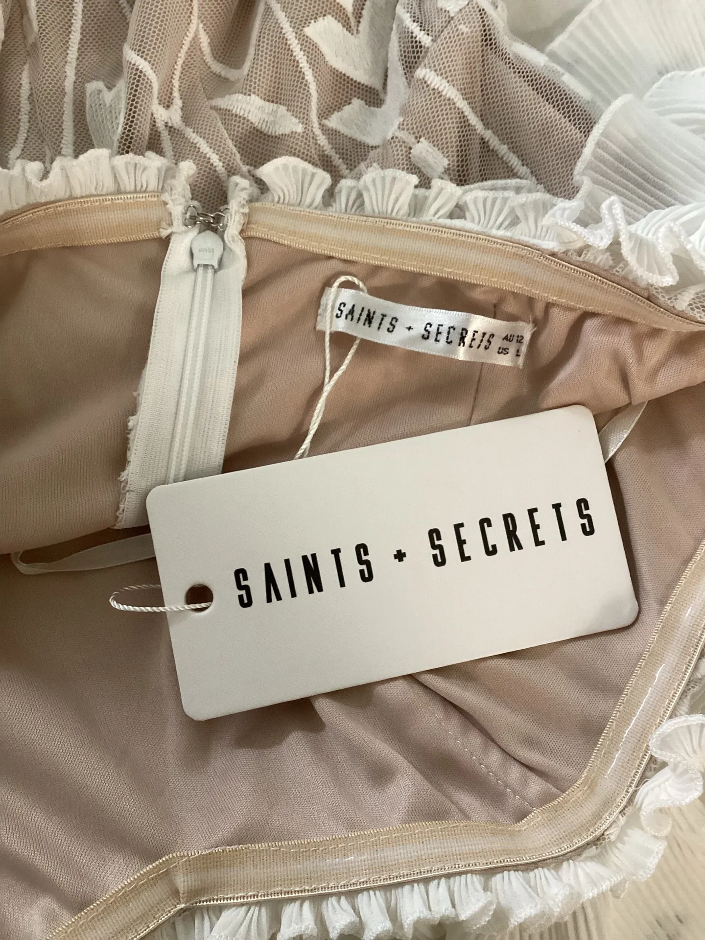 NWT Saints+Secrets Ivory Sheer Overlay Lace Ruffled Off Shoulder Dress Size L - Image 5