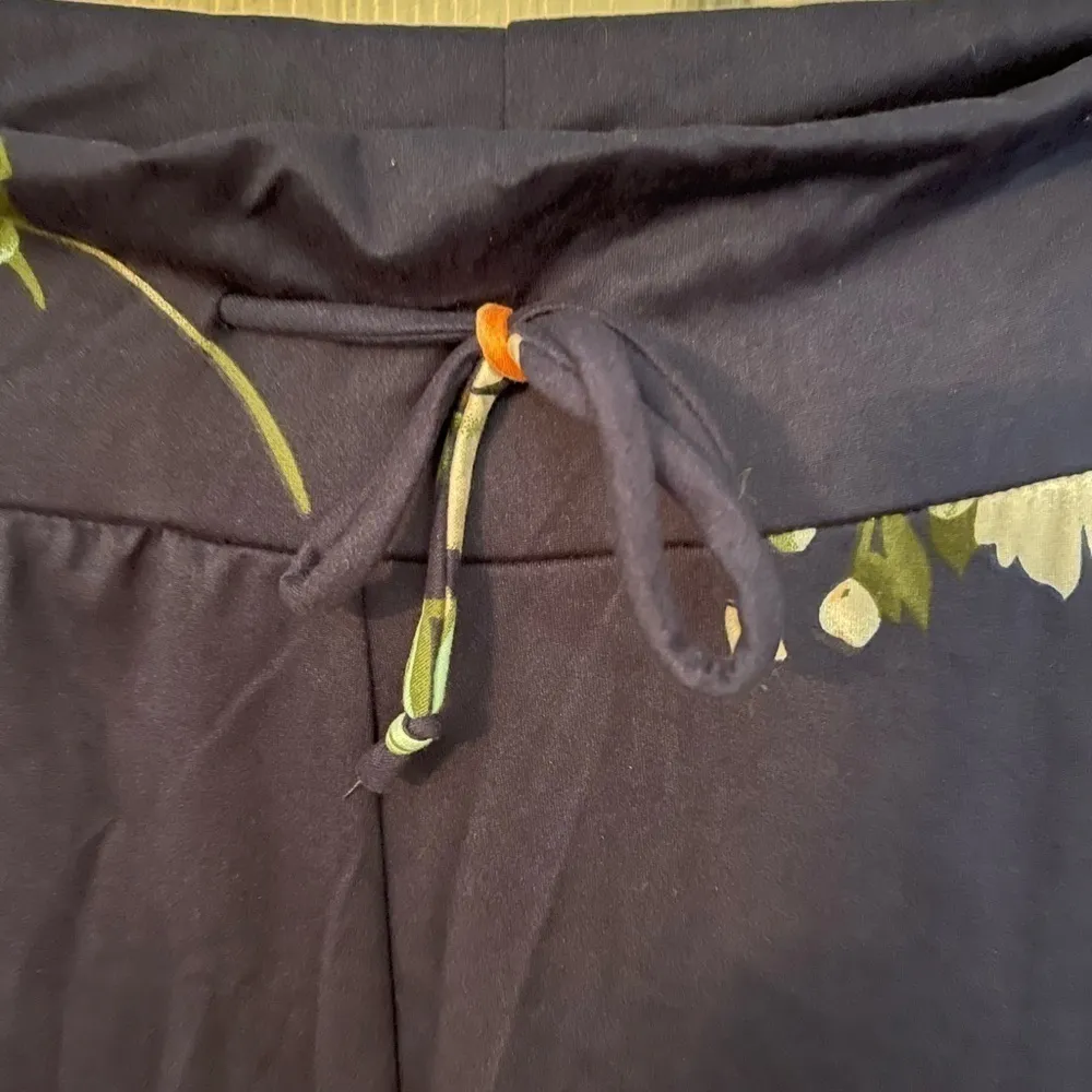 Elle Samani Nwt Floral Drawstring Palazzo Pants - Image 3