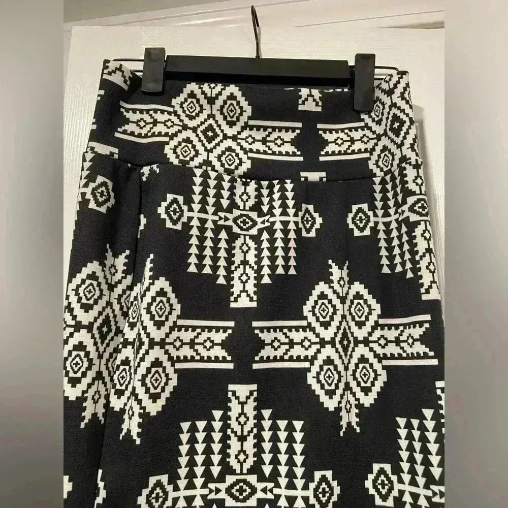 Charlotte Russe Black Cream Aztec Print Stretchy Pencil Skirt Midi Size Medium - Image 2